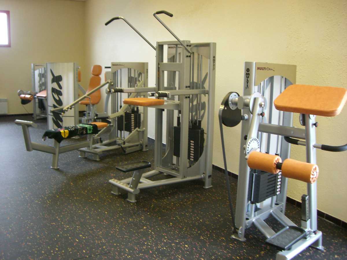 Vue de la salle de musculation avec agrès 